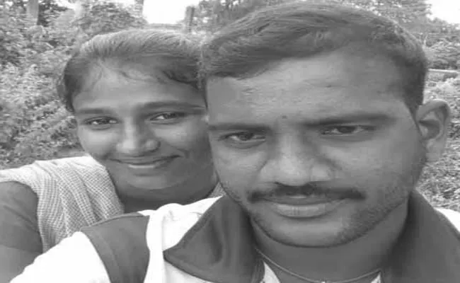 Boyfriend Commits Suicide At Girlfriends Grave - Sakshi