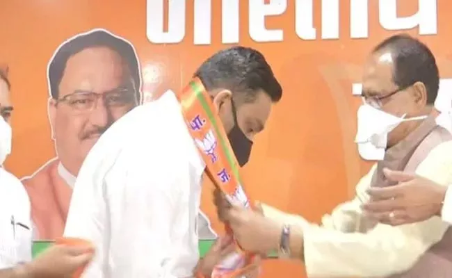 Madhya Pradesh Bypolls: Congress MLA Joins BJP - Sakshi