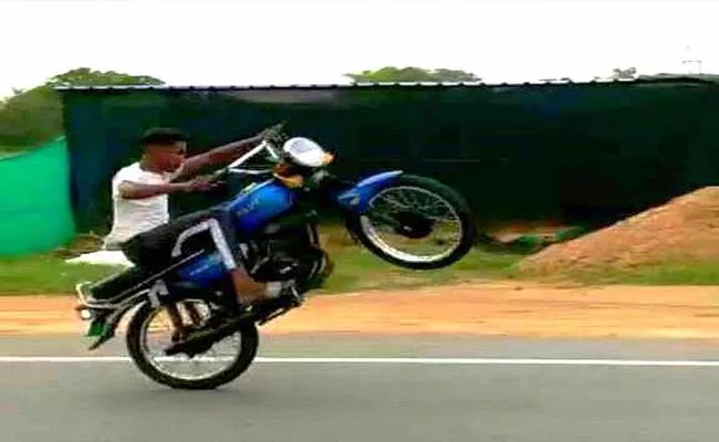 Bike Rider Stunts On National Highway At Chittoor District - Sakshi