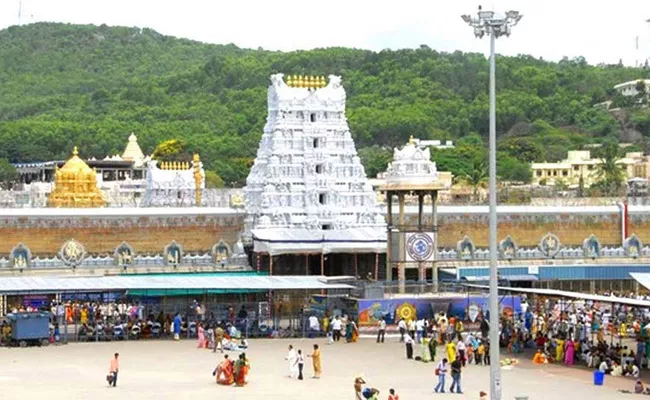 TTD Issued Free Tokens For Sarva Darshanam In Tirupati - Sakshi