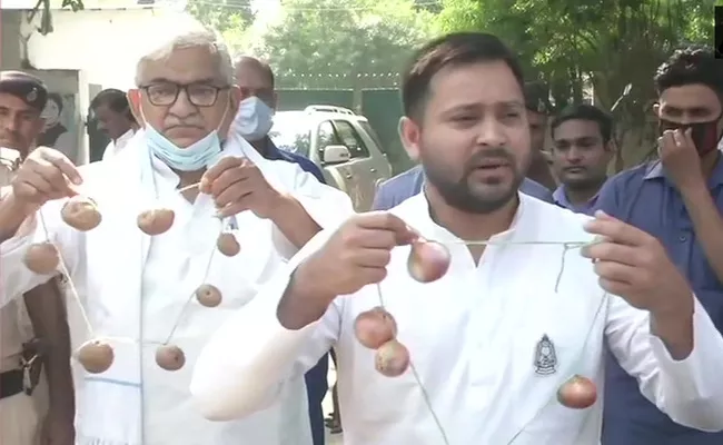 Tejashwi Yadavs Onion Garland For BJP - Sakshi