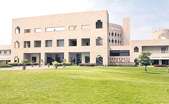 Indian School of Business Programme Ranked First in India - Sakshi