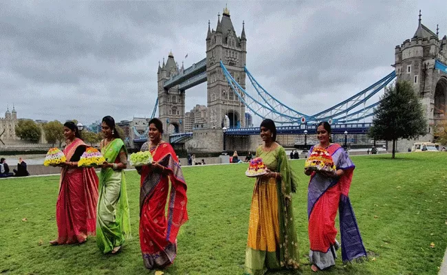 Batukamma Celebrations At London Bridge - Sakshi