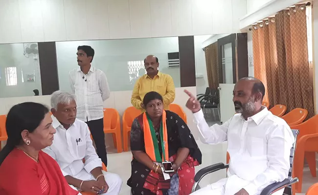 DK Aruna Consultation To Bandi Sanjay At Karimnagar - Sakshi