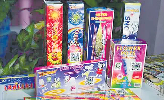 Delhi govt allows use of green crackers on Diwali - Sakshi