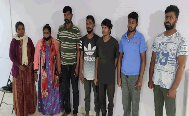 Honeytrap Gang Arrested In Karnataka - Sakshi