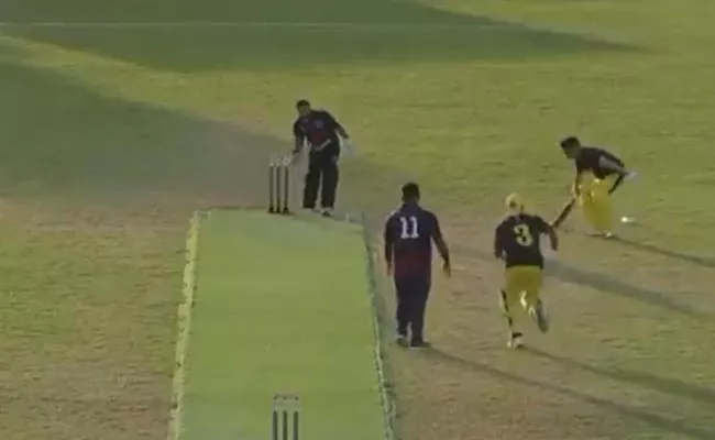 Watch Video Batsmen Find Way Steal 2 Runs After Wicketkeeper Gets Ball - Sakshi