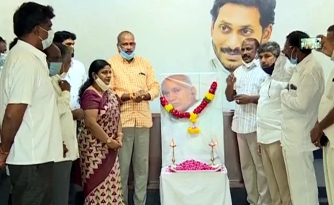 ycp mla pays tribute to ec gangi reddy - Sakshi