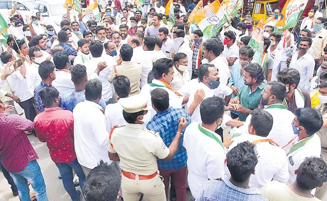 Ponnala Lakshmaiah, Janga Raghava Reddy Supporters Clash in Jalgaon - Sakshi