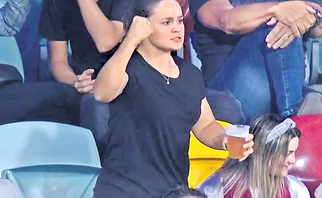 Ashleigh Barty Watching Australian Football League With Beer Glass - Sakshi