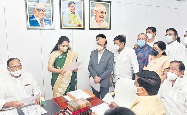 Kalvakuntla kavitha Takes Oath As MLC In Hyderabad - Sakshi