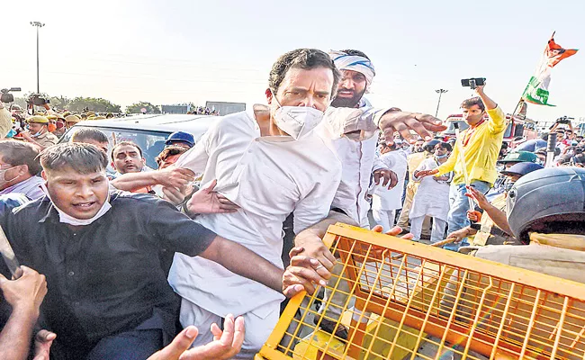 Rahul Gandhi and Priyanka Gandhi meet Hathras victim family - Sakshi