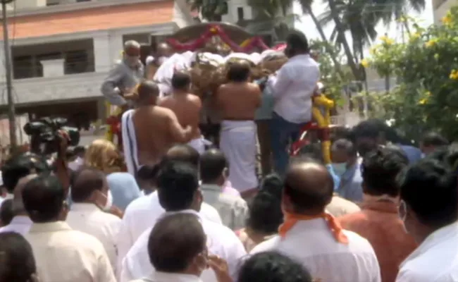 Former MLA Dronamraju Srinivas Funeral - Sakshi