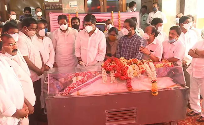 Party Leaders And Lot Of People Pays Tribute  To Dronam Raju  - Sakshi