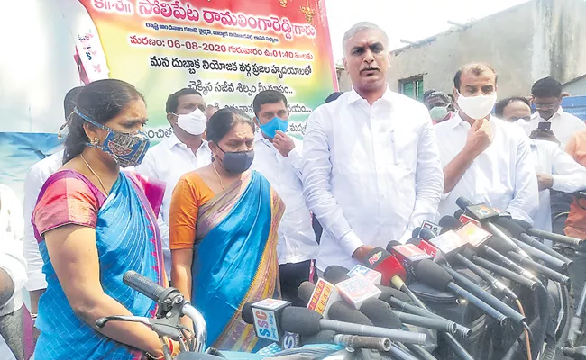 Harish Rao Says Sujathata Will Be Won Majority Votes In Dubbaka - Sakshi