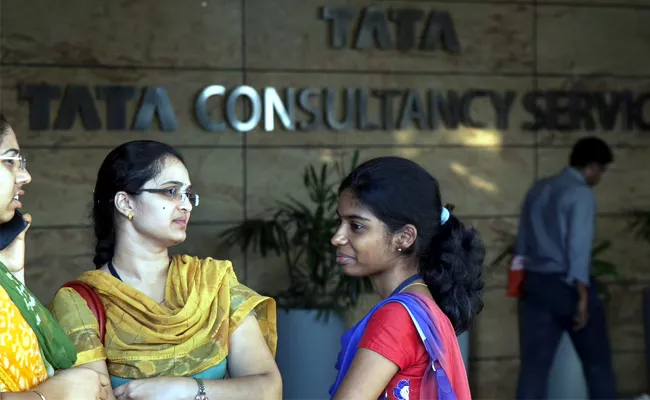 Report Says IT Major TCS To Give Salary Hike - Sakshi