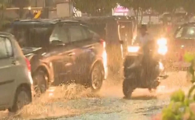 Heavy Rain Hits On Vijayawada On Friday Evening - Sakshi