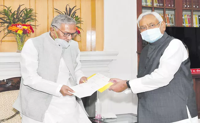 Nitish Kumar hands over resignation to Bihar Governor - Sakshi