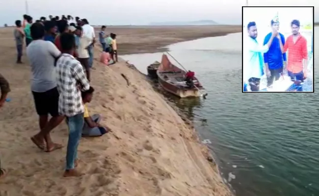 Four People Missing In Godavari At Mulugu - Sakshi