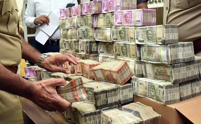 Family In UP Finds 2 Bags Full Of Currency Notes On House Roof - Sakshi