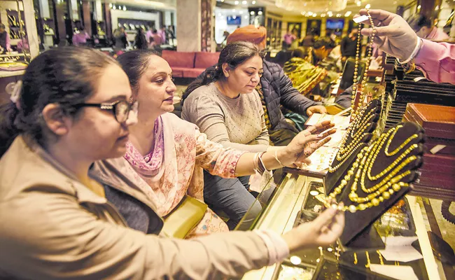 Huge Crowd To Jewelery Shops For Dhanteras - Sakshi