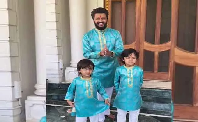 Ritesh Deshmukh Recycles Mom Old Saree To Kurtas For His Children - Sakshi