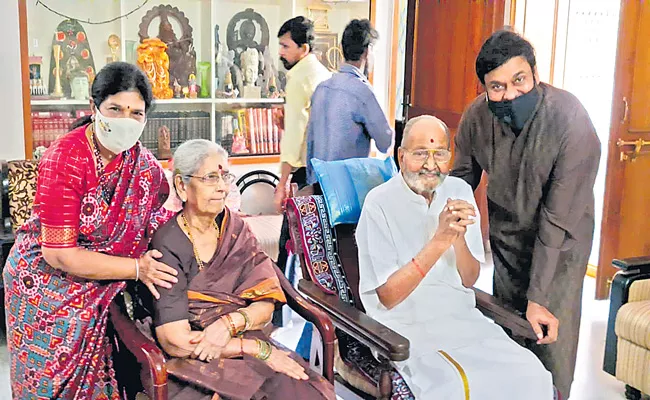 Chiranjeevi meets K Vishwanath on Diwali - Sakshi