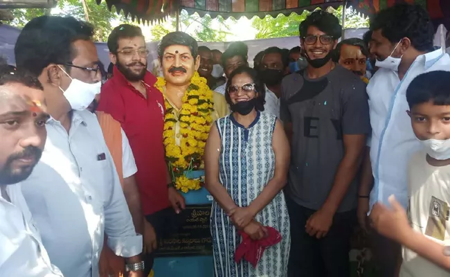 Actress Shanti Srihari Tributes To Sri Hari In East Godavari - Sakshi