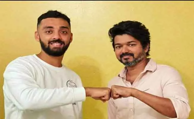 Varun Chakravarthy Meets His Favourite Hero Vijay - Sakshi