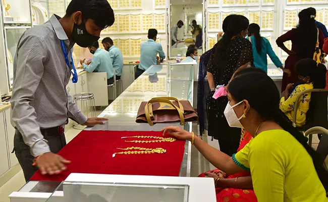 Gold, Silver prices trading weak due to Covid-19 vaccine hopes - Sakshi