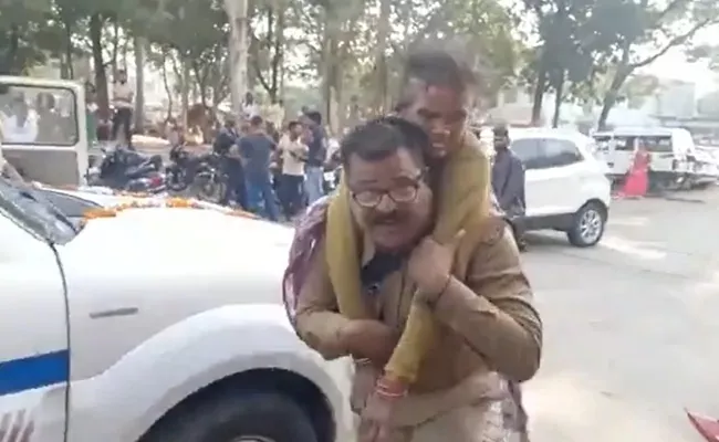 Madhya Pradesh Cop Carrying Injured Woman On His Back - Sakshi