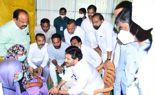 CM YS Jagan Consoles Abdul Salam Family In Kurnool - Sakshi