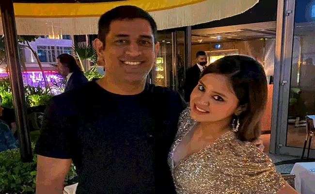 Sakshi Strikes Adorable Pose With MS Dhoni On Her 32nd Birthday