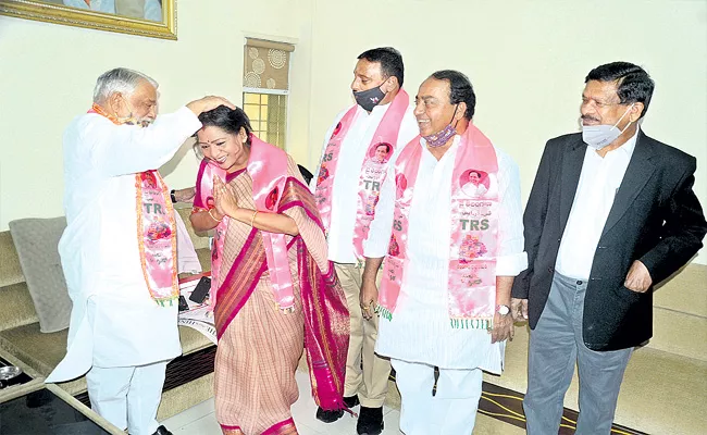 GHMC Elections: MP K Keshava Rao Blessed Gadwal Vijayalakshmi - Sakshi