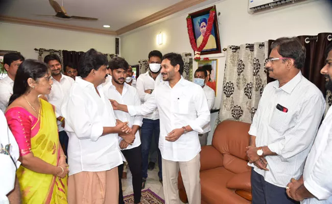 CM Jagan Consolation To Minister Perni Nani Family - Sakshi