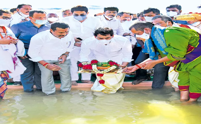 Traditional Start To Tungabhadra Pushkaralu In AP - Sakshi