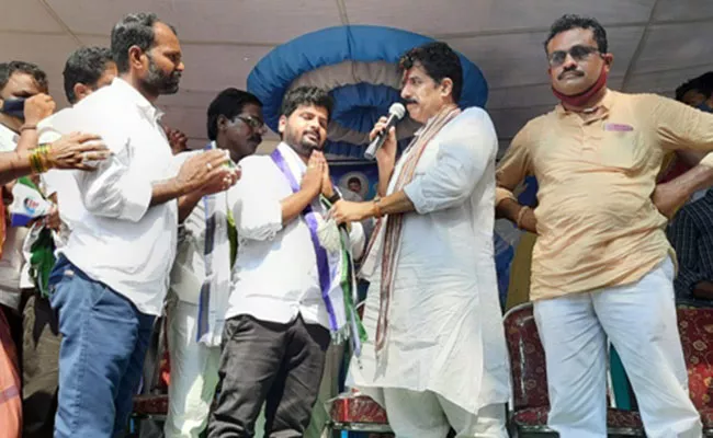 Kannada Actor Joined In YSR Congress Party - Sakshi