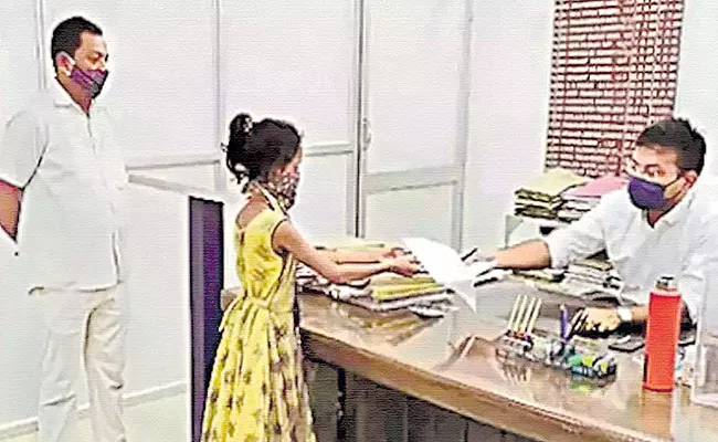 Girl Walk Ten Kilometers To File Complaint Against Dad - Sakshi