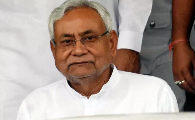 RJD offers CM Nitish Kumar to join Mahagathbandhan - Sakshi