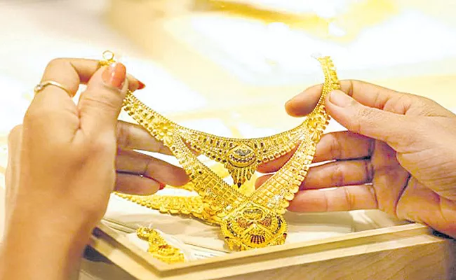 Gold rate today declines on vaccine optimism - Sakshi