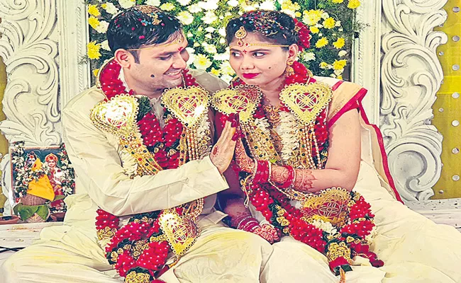 Lyricist Srimani ties knot with Farah - Sakshi