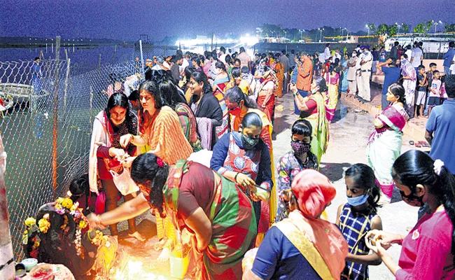 Huge Devotees Attends To Pushkar Ghats On Karthika Somavaram - Sakshi