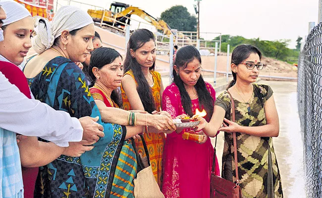 Huge Devotees Attend To Tungabhadra Pushkar Ghats - Sakshi