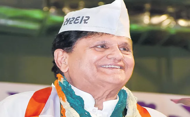 Senior Congress leader Ahmed Patel passes away - Sakshi