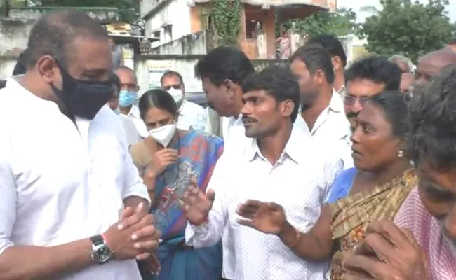 Mekapati Gautam Reddy Visited Veerlagudipadu Effected By Nivar Cyclone - Sakshi