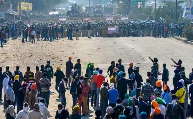 Farmers Start Gathering At Delhi's Burari Ground - Sakshi