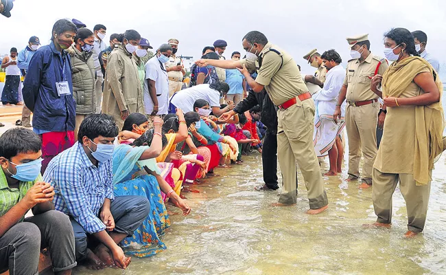 Huge Devotees Attend To Tungabhadra Pushkar Ghats In AP - Sakshi