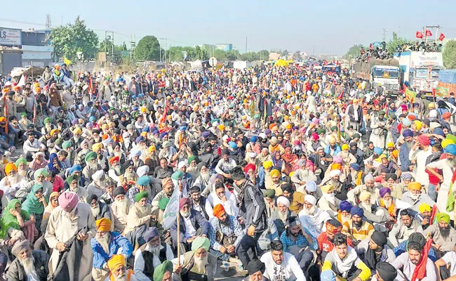 Farmers protest at Delhi border - Sakshi