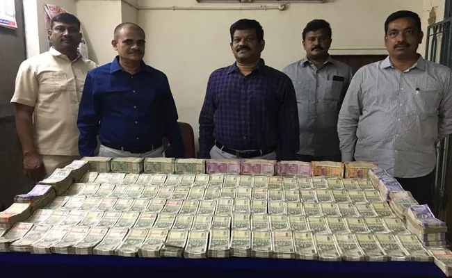 Vijayawada TaskForce Police Seized One Crore Rupees Hawala Money - Sakshi