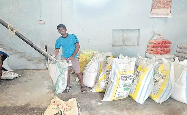 Farmers Selling Rice Customers Directly At Kamareddy - Sakshi